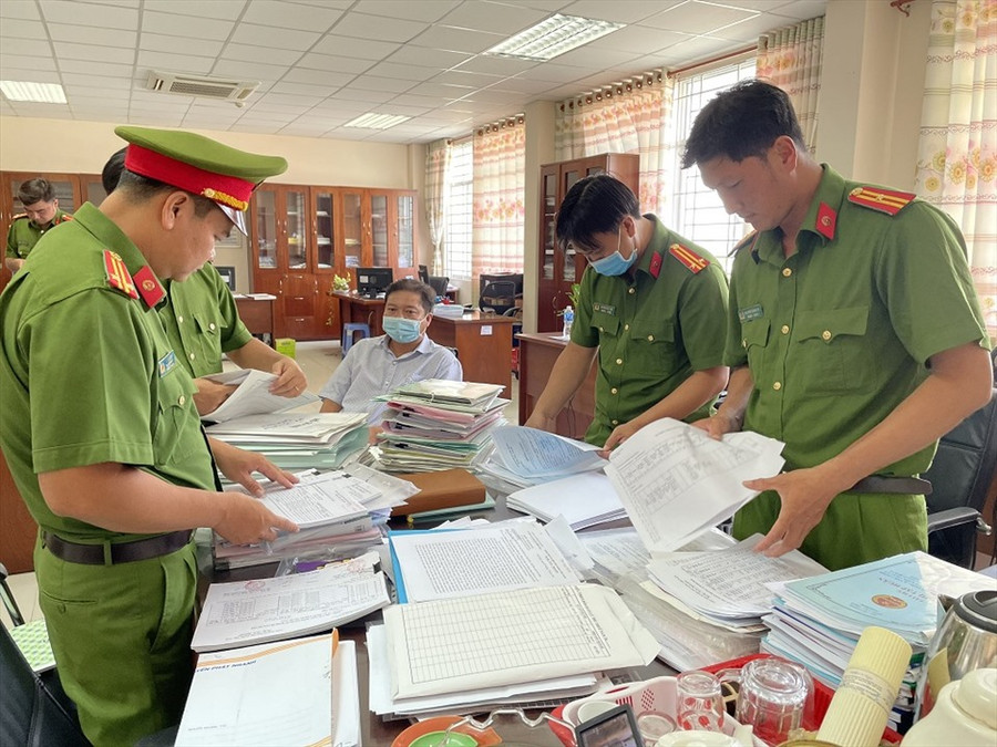 Công an tỉnh An Giang khởi tố 3 cán bộ ngành thuế, kiểm tra nơi làm việc. Ảnh: Công an cung cấp.