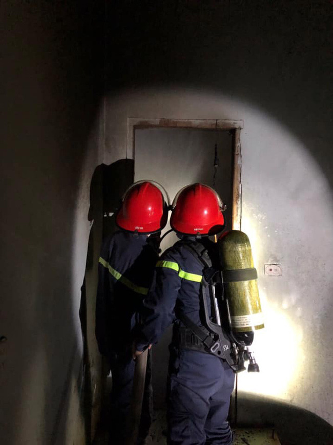 Lực lượng PCCC Công an Nghệ An có mặt kịp thời khống chế đám cháy. Ảnh: CACC