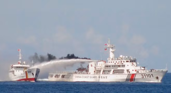 Tàu hải cảnh Trung Quốc ngang ngược phun vòi rồng vào tàu thực thi pháp luật Việt Nam ở Biển Đông vào năm 2014 - ẢNH: Reuters Tàu hải cảnh Trung Quốc ngang ngược phun vòi rồng vào tàu thực thi pháp luật Việt Nam ở Biển Đông vào năm 2014 - ẢNH: Reuters