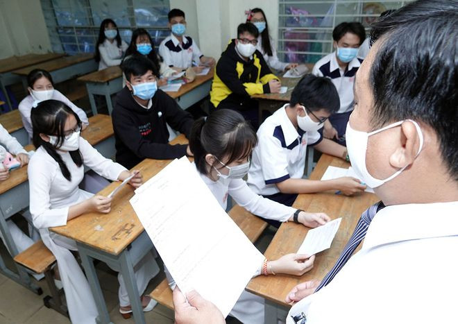 Các giáo viên đang quan tâm về việc thăng hạng, bổ nhiệm và xếp lương, chứng chỉ tiêu chuẩn chức danh nghề nghiệp sắp có hiệu lực - ẢNH: ĐÀO NGỌC THẠCH  Các giáo viên đang quan tâm về việc thăng hạng, bổ nhiệm và xếp lương, chứng chỉ tiêu chuẩn chức danh nghề nghiệp sắp có hiệu lực - ẢNH: ĐÀO NGỌC THẠCH