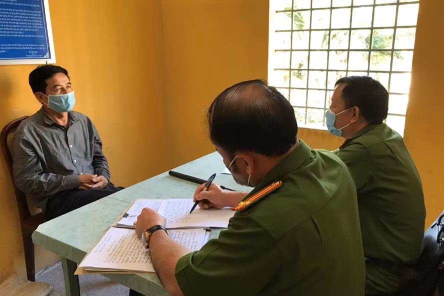 Cơ quan công an hỏi cung Phan Thanh Hữu - đối tượng cầm đầu đường dây buôn lậu, sản xuất xăng giả quy mô lớn. Ảnh: Công an Đồng Nai.