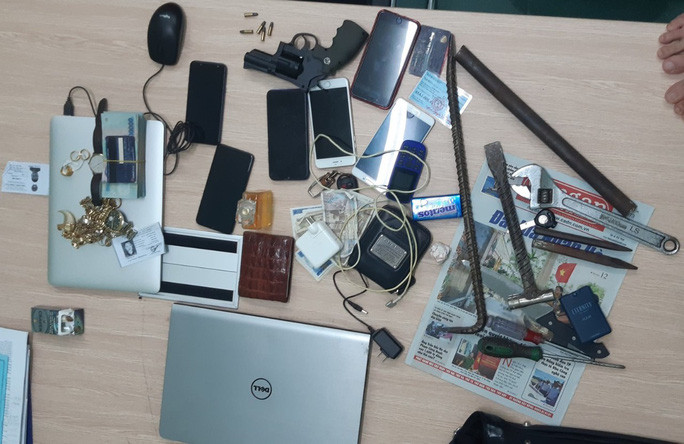  Súng bắn đạn chì cùng nhiều dụng cụ phá khóa thu giữ được của nhóm đối tượng