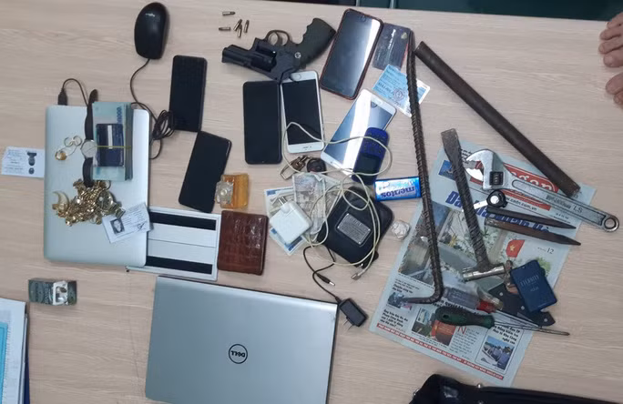  Súng bắn đạn chì cùng nhiều dụng cụ phá khóa thu giữ được của nhóm đối tượng