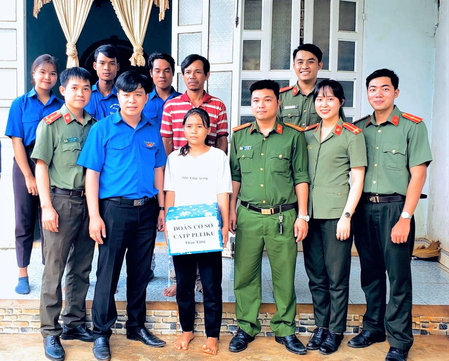 Đoàn Thanh niên Công an TP. Pleiku tặng quà thiếu nhi có hoàn cảnh khó khăn. Ảnh: Văn Ngọc