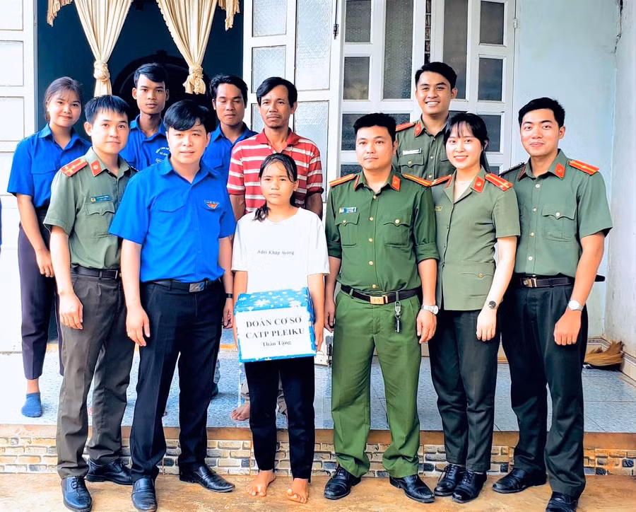 Đoàn Thanh niên Công an TP. Pleiku tặng quà thiếu nhi có hoàn cảnh khó khăn. Ảnh: Văn Ngọc