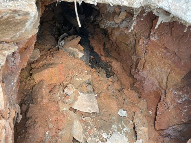 Cơ quan chức năng phát hiện có 3 hố sâu cục bộ sâu từ 2 - 6m tại khu vực bờ kè ta luy sau chợ Đà Lạt. ẢNH: LÂM VIÊN