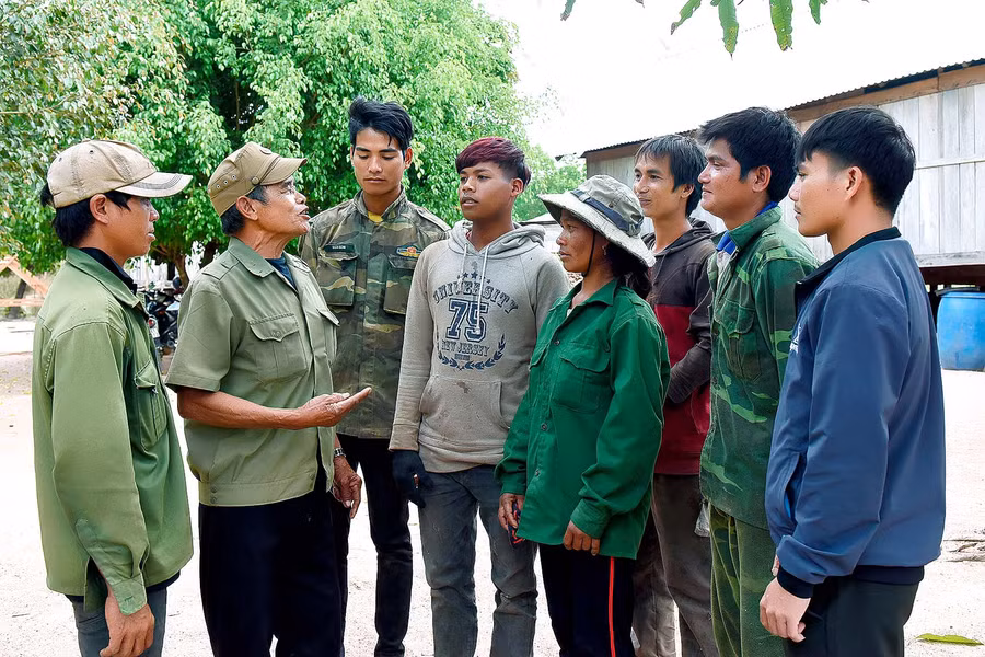 Già làng Đinh Hôk, Gia Lai nói: “nhờ sự hỗ trợ của Đảng và nhà nước đã đầu tư cơ sở hạ tầng, giúp người dân vay vốn ưu đãi để làm ăn phát triển kinh tế gia đình, tăng thêm thu nhập cho người dân. So với trước đây thì bây giờ thu nhập của nhiều hộ gia đình được cải thiện hơn”. Nhờ vậy, các hộ dân đều rất vui mừng và chăm chỉ làm ăn để vươn lên thoát nghèo, quyết tâm đưa làng Châu về đích NTM trong năm nay. Già làng Đinh Hôk cho biết thêm.