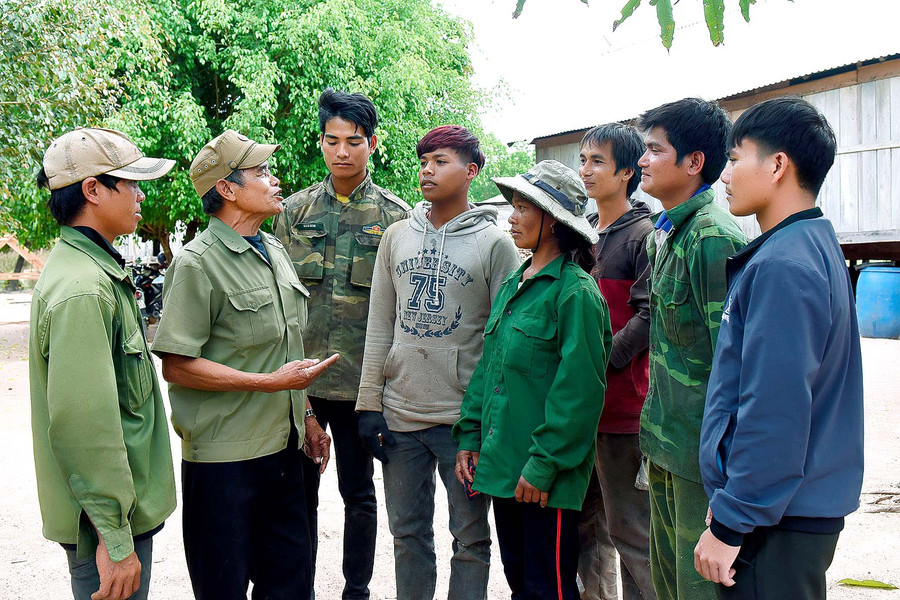 Già làng Đinh Hôk, Gia Lai nói: “nhờ sự hỗ trợ của Đảng và nhà nước đã đầu tư cơ sở hạ tầng, giúp người dân vay vốn ưu đãi để làm ăn phát triển kinh tế gia đình, tăng thêm thu nhập cho người dân. So với trước đây thì bây giờ thu nhập của nhiều hộ gia đình được cải thiện hơn”. Nhờ vậy, các hộ dân đều rất vui mừng và chăm chỉ làm ăn để vươn lên thoát nghèo, quyết tâm đưa làng Châu về đích NTM trong năm nay. Già làng Đinh Hôk cho biết thêm.