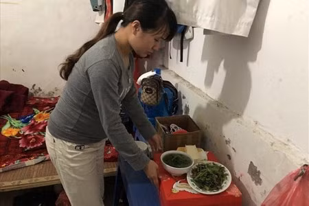 Hoàng Thị Huy - công nhân một Cty điện tử ở Bắc Ninh đang thuê trọ tại xã Kim Chung, huyện Đông Anh (Hà Nội). Ảnh: Phương - Hân