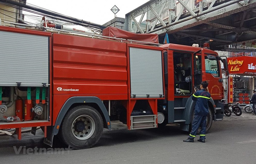 Lực lượng phòng cháy chữa cháy có mặt tại hiện trường vụ cháy tại phố cổ. (Ảnh: Hùng Võ/Vietnam+)