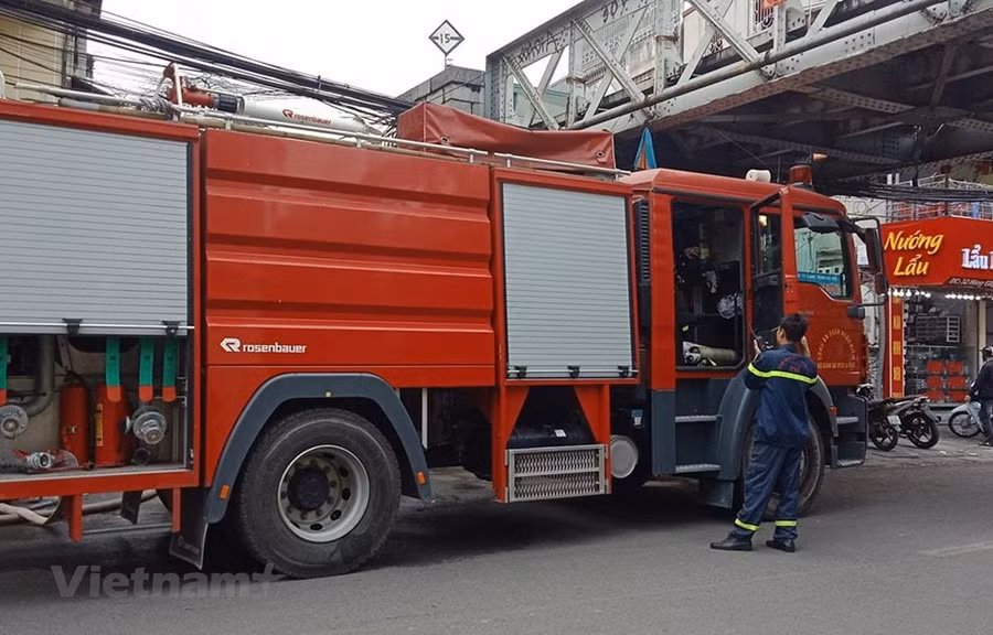Lực lượng phòng cháy chữa cháy có mặt tại hiện trường vụ cháy tại phố cổ. (Ảnh: Hùng Võ/Vietnam+)