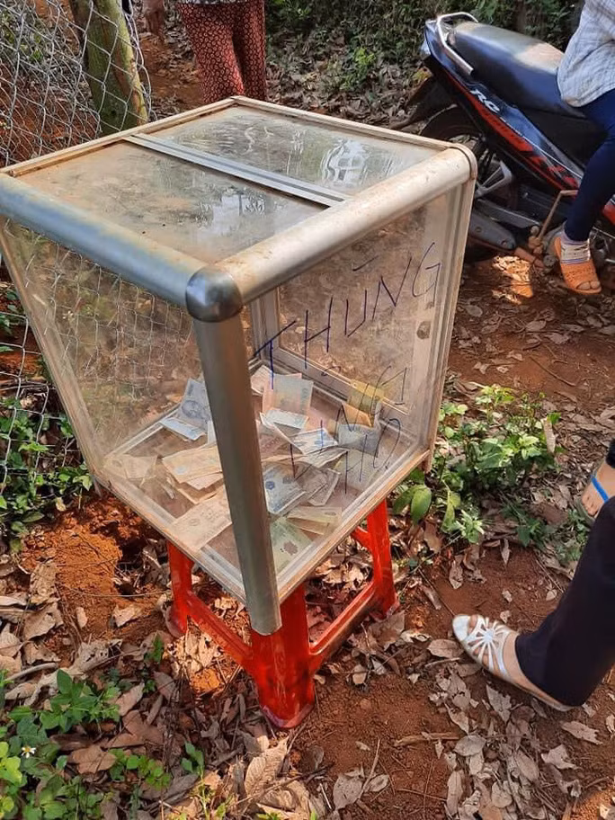 Bà T thuộc diện hộ nghèo nên người dân đã quyên góp hỗ trợ an táng