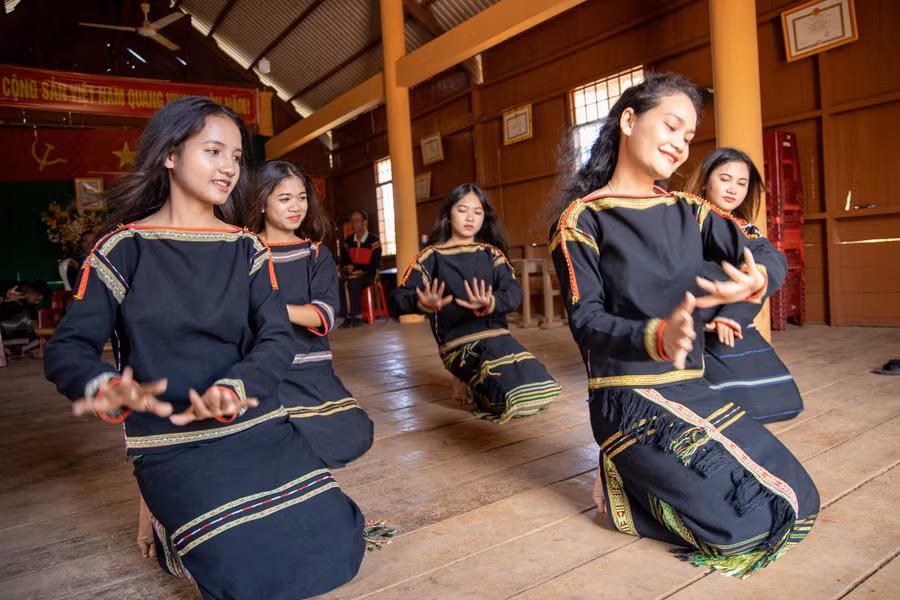  Uyển chuyển, duyên dáng động tác múa những bài dân ca Êđê