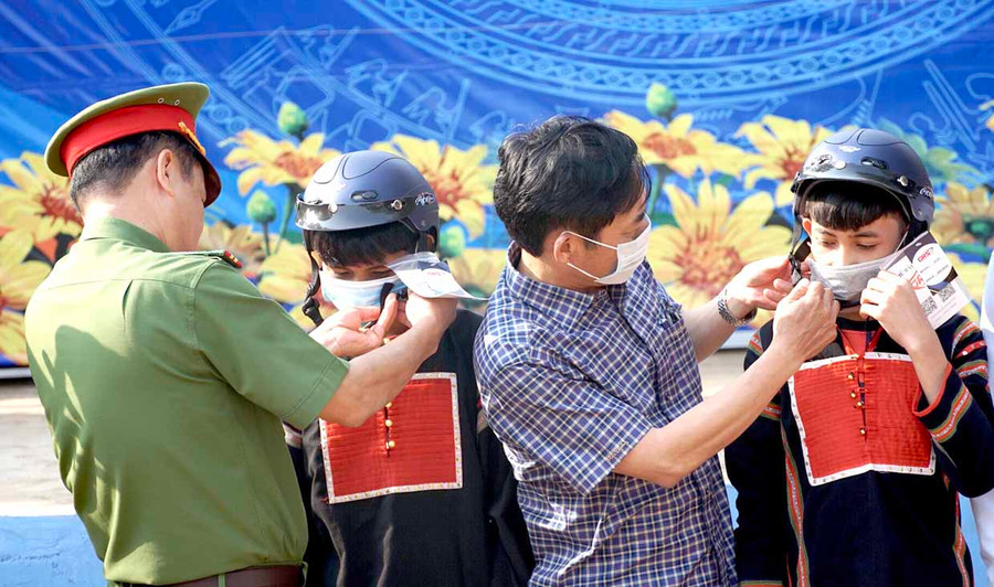 Đại diện Ban An toàn giao thông tỉnh tặng mũ bảo hiểm cho thanh-thiếu niên DTTS trên địa bàn huyện Chư Pưh. Ảnh: Lê Hòa Đại diện Ban An toàn giao thông tỉnh tặng mũ bảo hiểm cho thanh-thiếu niên DTTS trên địa bàn huyện Chư Pưh. Ảnh: Lê Hòa