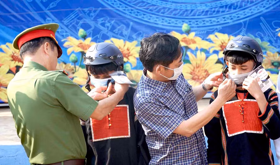 Đại diện Ban An toàn giao thông tỉnh tặng mũ bảo hiểm cho thanh-thiếu niên DTTS trên địa bàn huyện Chư Pưh. Ảnh: Lê Hòa