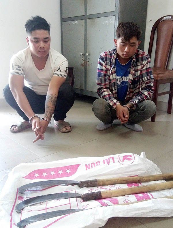 Tài và Hội cùng tang vật gây án đêm 16.3. ẢNH: CTV