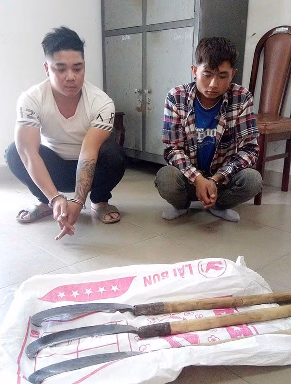 Tài và Hội cùng tang vật gây án đêm 16.3. ẢNH: CTV