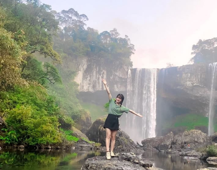 Những khối đá xạm màu được hình thành qua hàng nghìn năm, trải qua bao mưa gió bão bùng vẫn còn trơ, tạo nên khung cảnh khoáng đạt trên nền xanh bao la của núi rừng nguyên sinh.