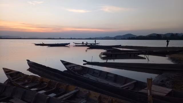 Nét đẹp đặc trưng của thuyền độc mộc trên hồ Lắk lúc hoàng hôn/ https://dulich.petrotimes.vn