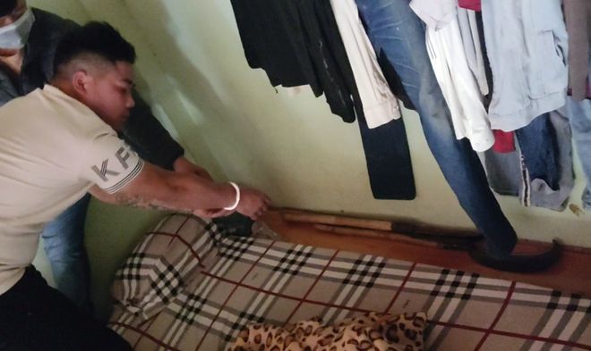 Tang vật gây án chém ông L được Tài và Hội cất giấu dưới nệm. ẢNH: LÂM VIÊN