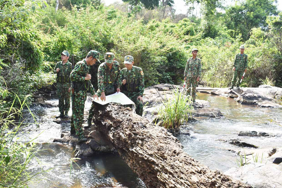 Cán bộ, chiến sĩ Đồn Biên phòng Cửa khẩu Quốc tế Lệ Thanh (huyện Đức Cơ) tuần tra ngăn chặn xuất-nhập cảnh trái phép. Ảnh: Duy Lê