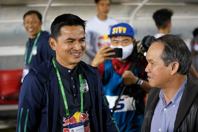 HLV Kiatisak (trái) được kỳ vọng giúp HAGL 