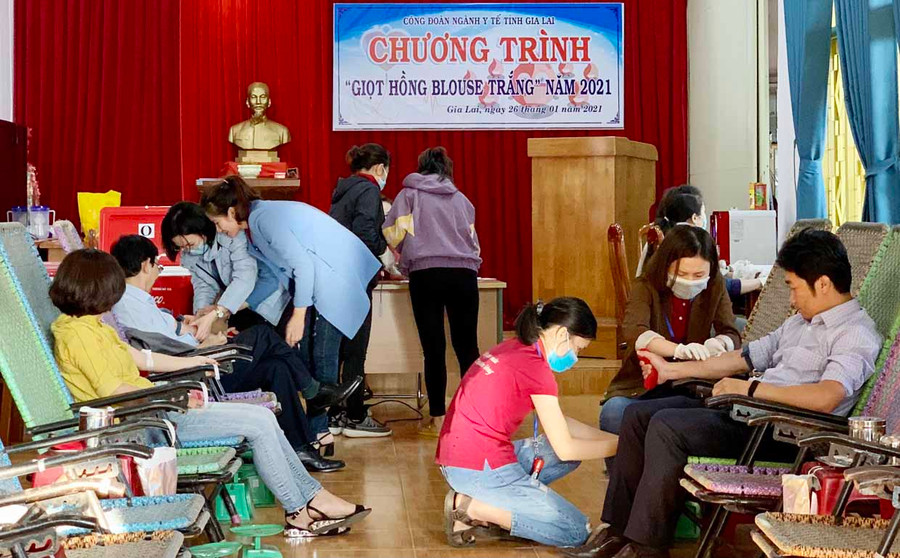 Nhân viên y tế tỉnh tham gia hiến màu tình nguyện ngày 23-1-2021 vừa qua. Ảnh: Như Nguyện