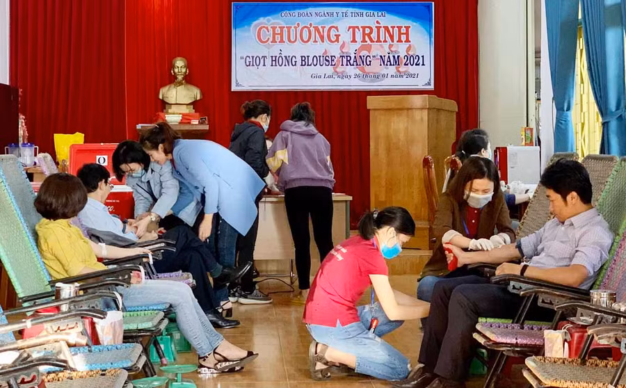 Nhân viên y tế tỉnh tham gia hiến màu tình nguyện ngày 23-1-2021 vừa qua. Ảnh: Như Nguyện