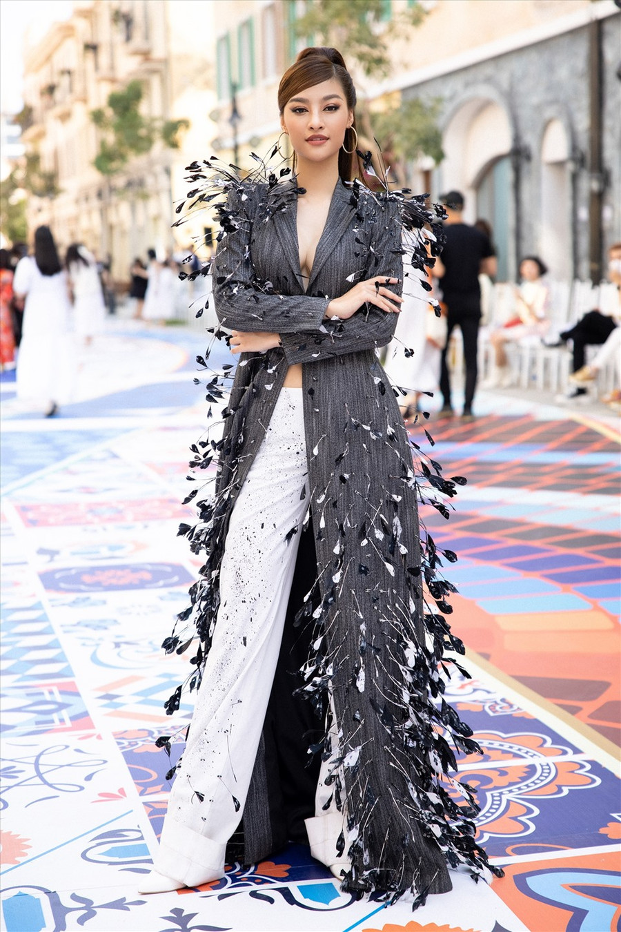 Người đẹp sinh năm 2000 đạt nhiều thành công tại các sân chơi sắc đẹp cho đến sự nghiệp ca hát. Năm 2020, cô gây chú ý khi làm huấn luyện viên trong chương trình “Đại sứ hoàn mỹ“. Ảnh: Kiếng Cận.