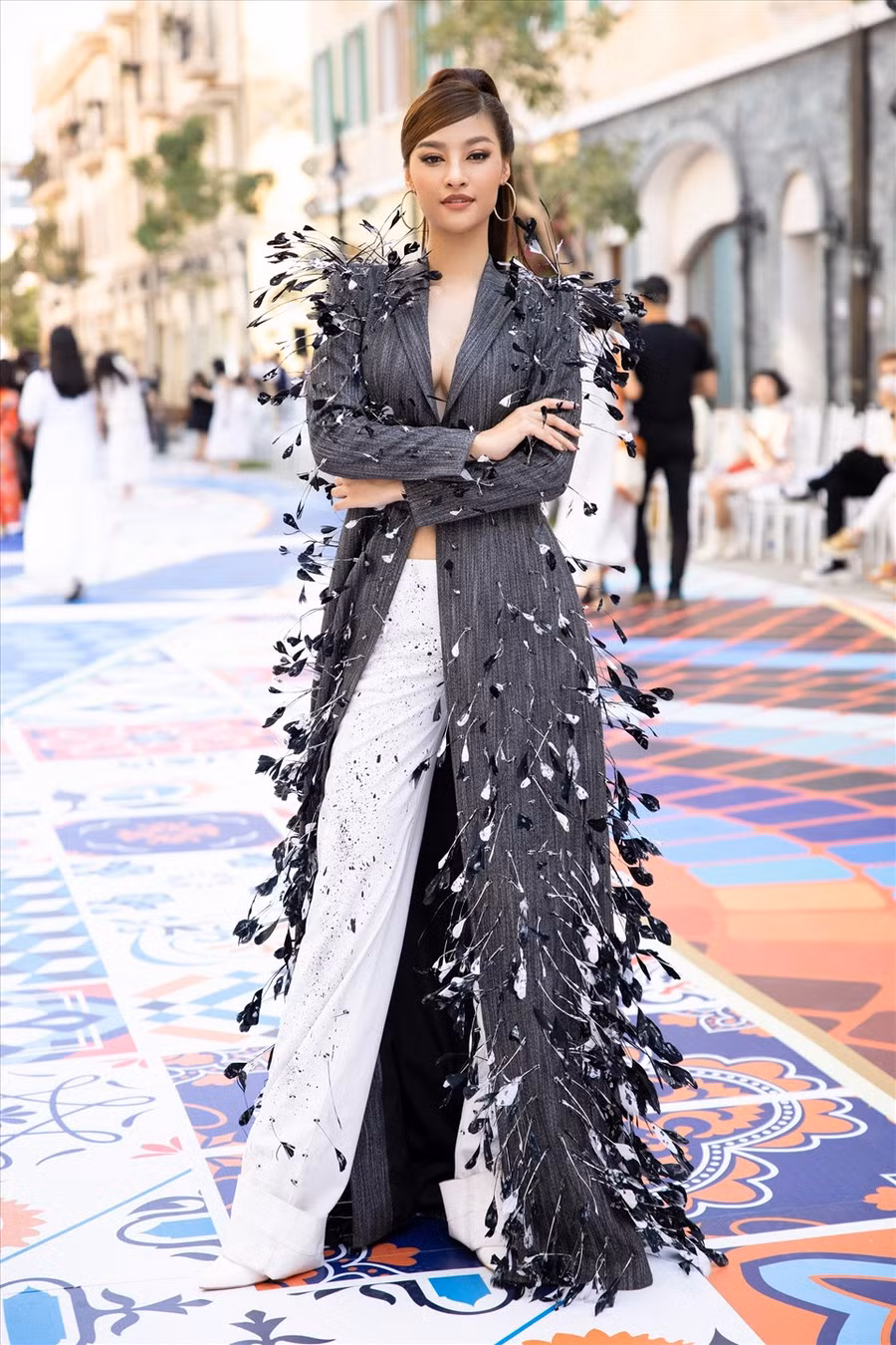 Người đẹp sinh năm 2000 đạt nhiều thành công tại các sân chơi sắc đẹp cho đến sự nghiệp ca hát. Năm 2020, cô gây chú ý khi làm huấn luyện viên trong chương trình “Đại sứ hoàn mỹ“. Ảnh: Kiếng Cận.