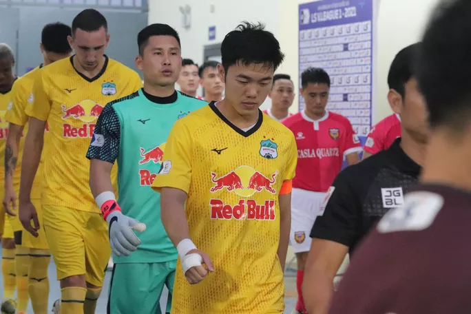 HLV Kiatisak cho rằng Xuân Trường là đội trưởng, có quyền nhắc nhở đồng đội để khắc phục những sai sót chuyên môn