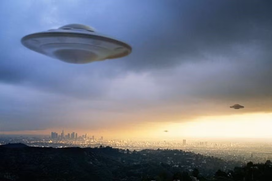 Giáo sư vật lý thiên văn Jacco van Loon cảnh báo rằng, trái đất có thể bị xâm chiếm bởi người ngoài hành tinh. Ảnh: AFP