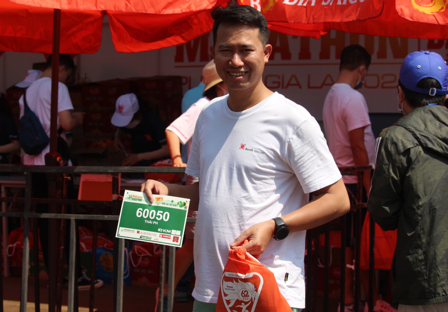 6. VĐV Phạm Hồng Thái (TP. Hà Nội) phấn khởi số đeo của mình tại giải chạy lần này. Anh Thái sẽ tranh tài nội dung 10 km nam hệ phong trào-ảnh T.D