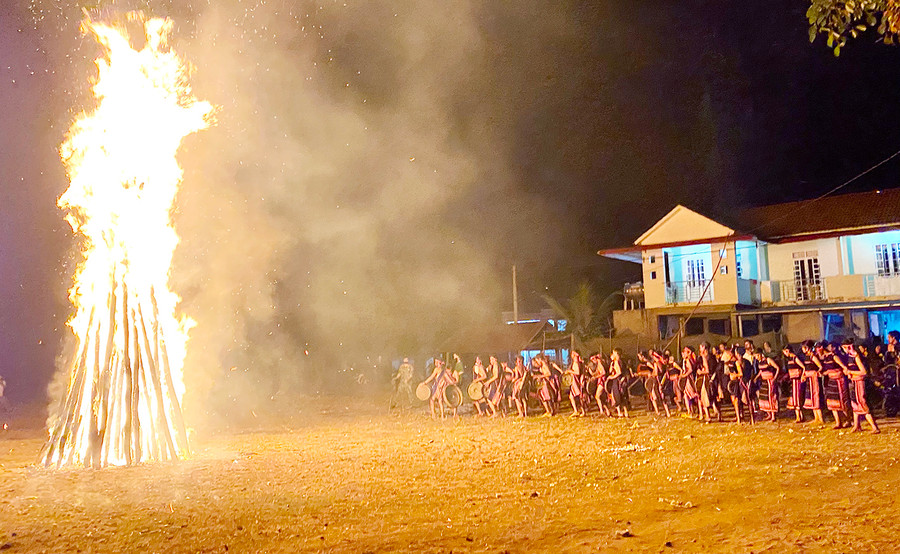 Kon Brung khởi sắc ảnh 2 Đêm hội cồng chiêng ở làng Kon Brung. Ảnh: Ngọc Thu