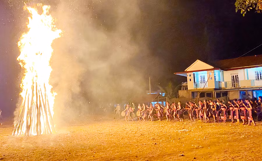 Đêm hội cồng chiêng ở làng Kon Brung. Ảnh: Ngọc Thu