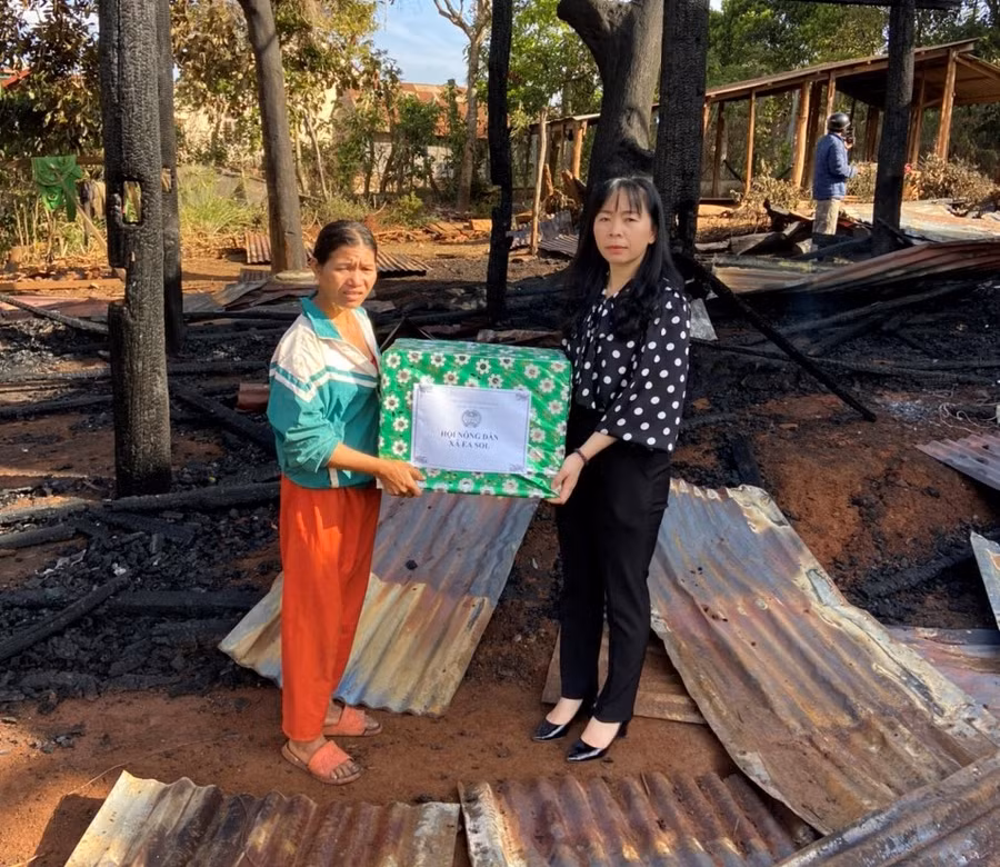 Đại diện Hội Nông dân xã Ea Sol (huyện Ea H'leo) tặng quà động viên gia đình. Đại diện Hội Nông dân xã Ea Sol (huyện Ea H'leo) tặng quà động viên gia đình.