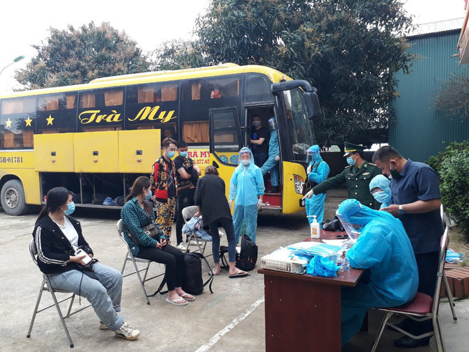 Lực lượng chức năng tiến hành lấy lời khai những người Trung Quốc đi trên xe khách - Ảnh: Đ. Thanh