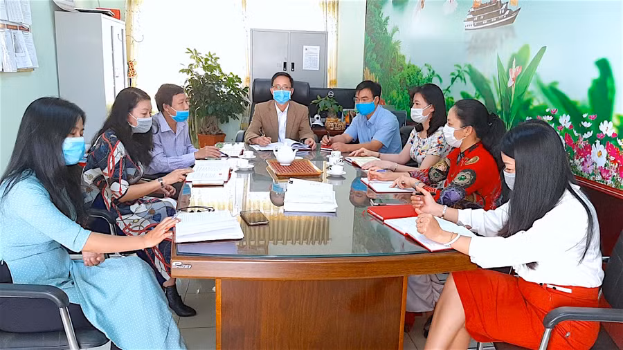 Trường THPT Hoàng Hoa Thám tổ chức tập huấn cho đội ngũ giáo viên về dạy và học qua internet. Ảnh: Mộc Trà