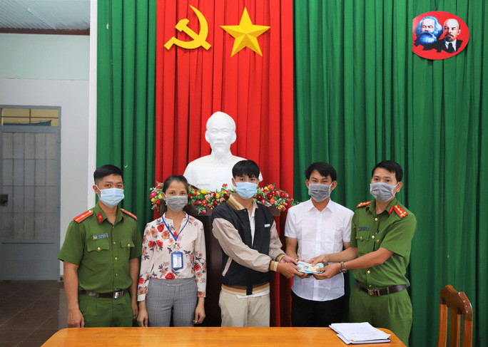 Em Nguyễn Viết Thuận (giữa) không tham của rơi Em Nguyễn Viết Thuận (giữa) không tham của rơi
