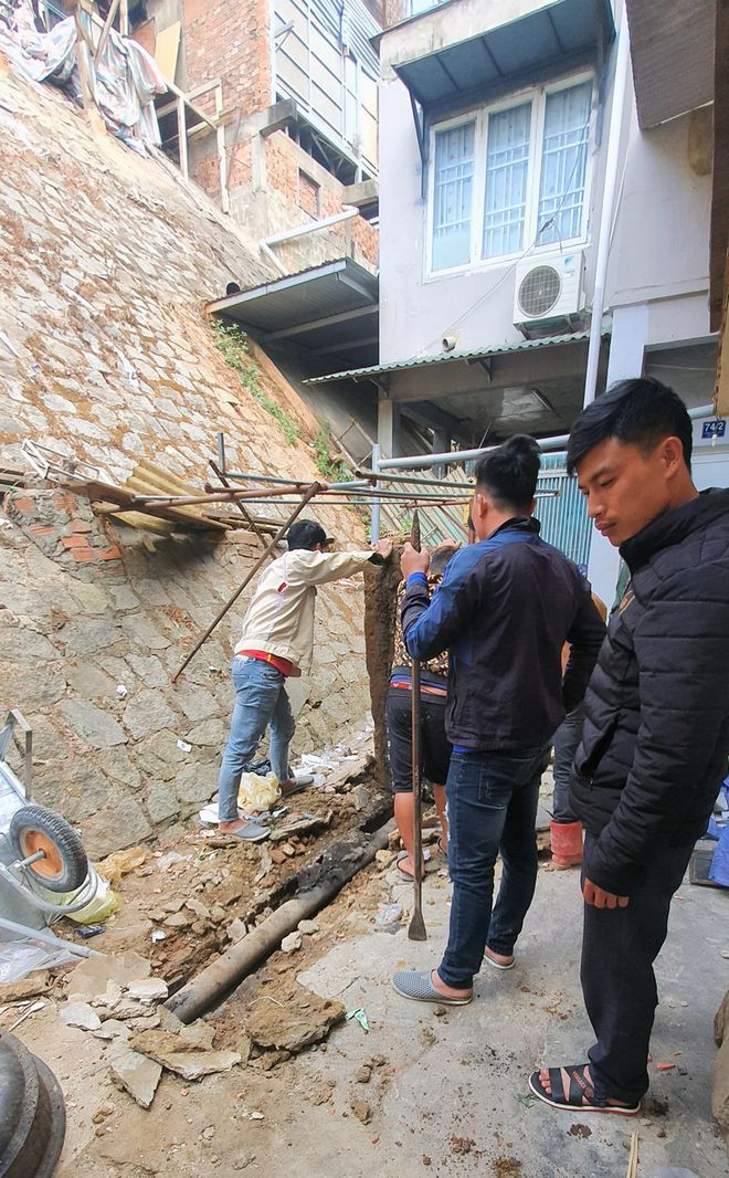 Chuẩn bị xây chân kè bằng bê tông cốt thép tại vị trí này. ẢNH: LÂM VIÊN