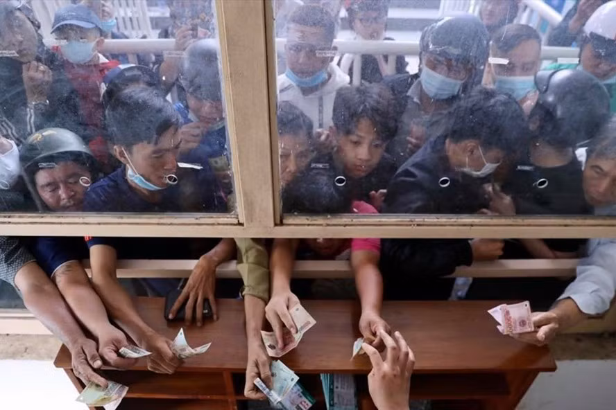 Người hâm mộ chen chúc mua vé xem trận Hoàng Anh Gia Lai - TPHCM. Ảnh: Anh Duy.