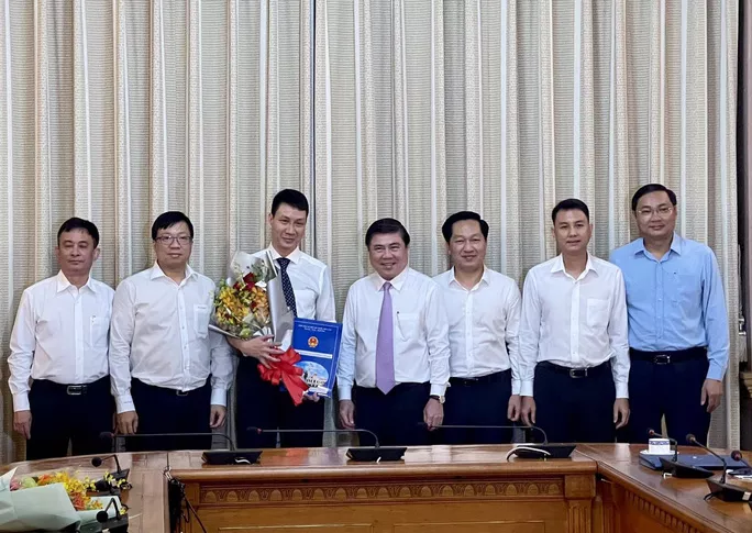 Ông Trương Trung Kiên nhận hoa chúc mừng