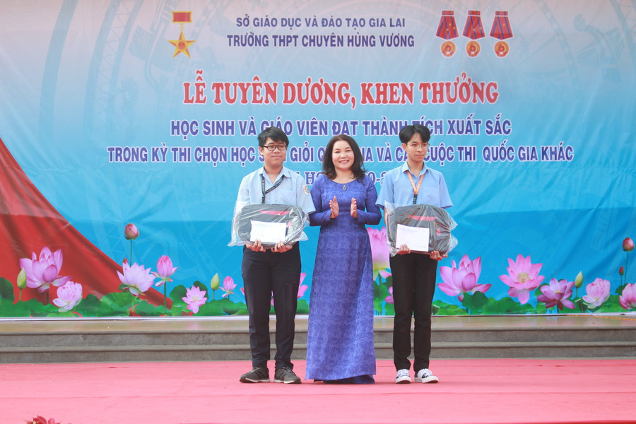 Cô Lê Thị Thu-Hiệu trưởng Trường THPT chuyên Hùng Vương trao thưởng cho 2 học sinh đạt thành tích xuất sắc nhất tại Kỳ thi chọn học sinh giỏi quốc gia THPT năm học 2020-2021. Ảnh: Hồng Thi.
