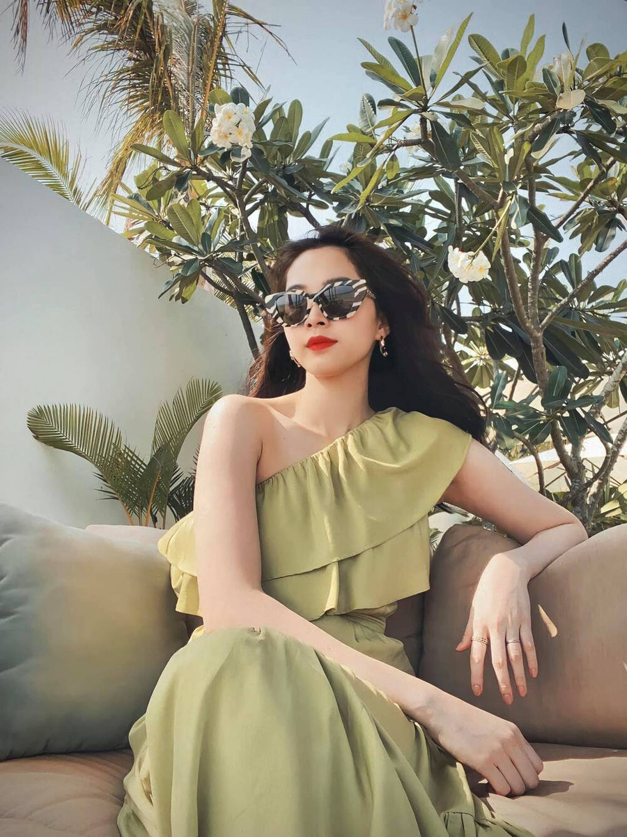 Bà mẹ hai con sở hữu nhan sắc rạng ngời với làn da trắng trẻo không tì vết