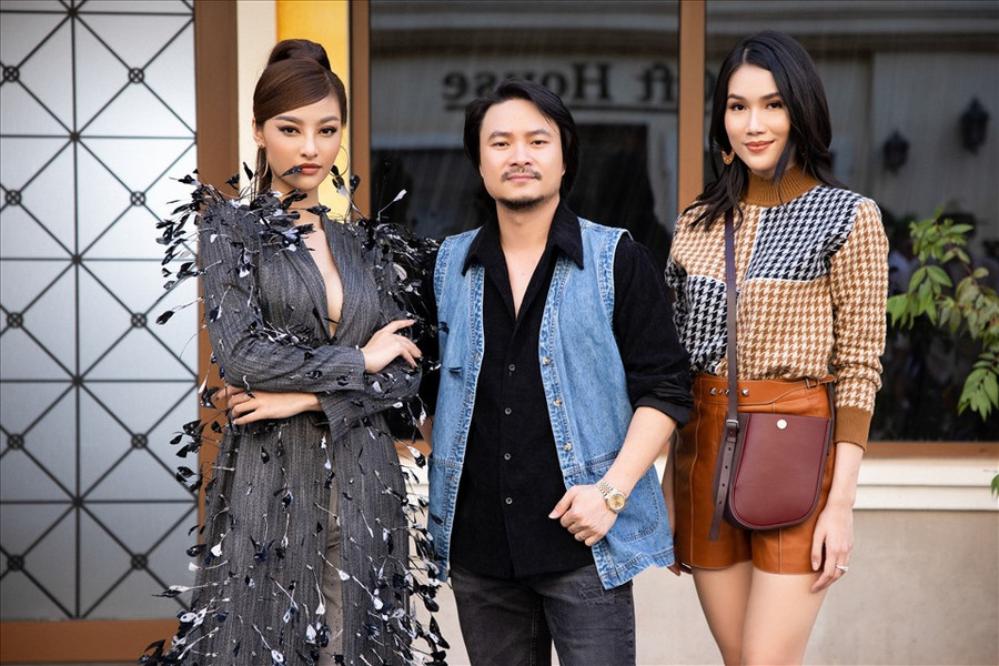 Cả hai cũng có dịp hội ngộ đạo diễn Hoàng Nhật Nam. Có thể thấy, lựa chọn hai phong cách khác nhau hoàn toàn tuy nhiên khi đứng cạnh nhau Á hậu Phương Anh và Á hậu Kiều Loan vẫn 