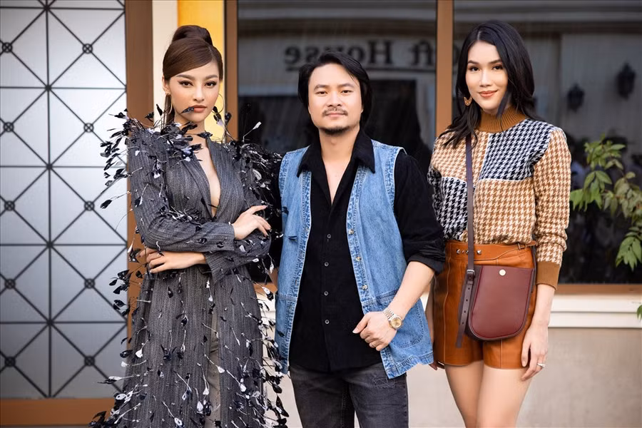 Cả hai cũng có dịp hội ngộ đạo diễn Hoàng Nhật Nam. Có thể thấy, lựa chọn hai phong cách khác nhau hoàn toàn tuy nhiên khi đứng cạnh nhau Á hậu Phương Anh và Á hậu Kiều Loan vẫn 