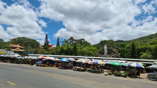 Dãy ki ốt xây dựng không phép tại bãi xe KDL thác Prenn ẢNH: LÂM VIÊN