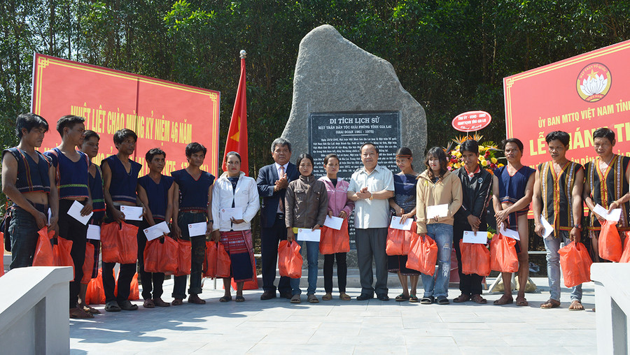 Phó Bí thư Thường trực Tỉnh ủy Châu Ngọc Tuấn và Chủ tịch Ủy ban MTTQ Việt Nam tỉnh Hồ Văn Điềm tặng quà cho các hộ dân. Ảnh: Anh Huy Phó Bí thư Thường trực Tỉnh ủy Châu Ngọc Tuấn và Chủ tịch Ủy ban MTTQ Việt Nam tỉnh Hồ Văn Điềm tặng quà cho các hộ dân. Ảnh: Anh Huy