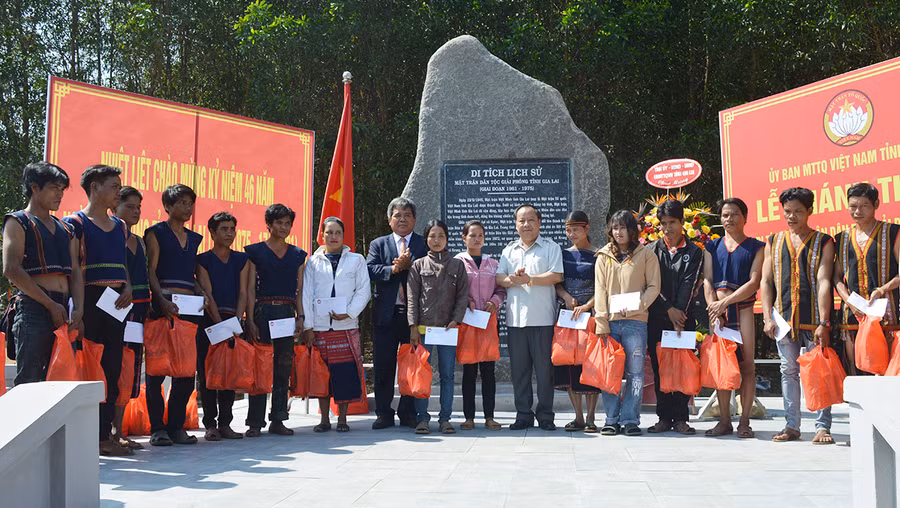  Phó Bí thư Thường trực Tỉnh ủy Châu Ngọc Tuấn và Chủ tịch Ủy ban MTTQ Việt Nam tỉnh Hồ Văn Điềm tặng quà cho các hộ dân. Ảnh: Anh Huy