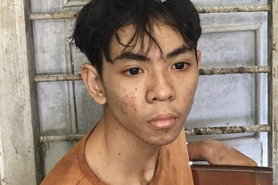 Nam thanh niên đột nhập cửa hàng điện thoại bị tạm giữ tại cơ quan công an. Ảnh:Phương Linh